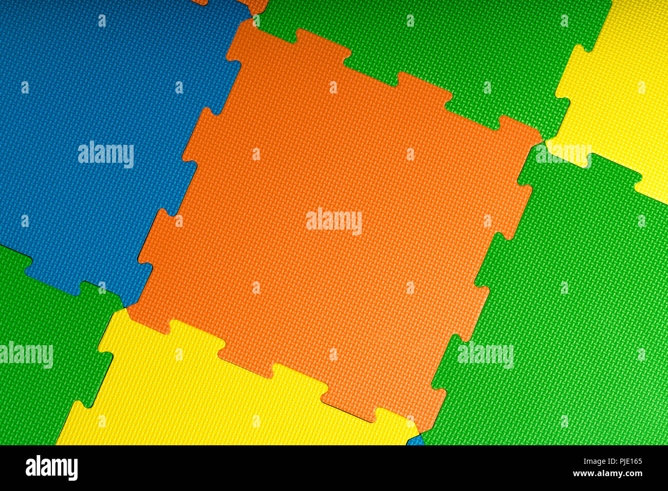 Schaum Bodenfliesen/Matten in einem Spielzimmer, Fitness Studio, in der Schule oder im Fitnessraum. Mögliche Verwendung als einen farbigen Hintergrund mit kopieren. Stockfoto