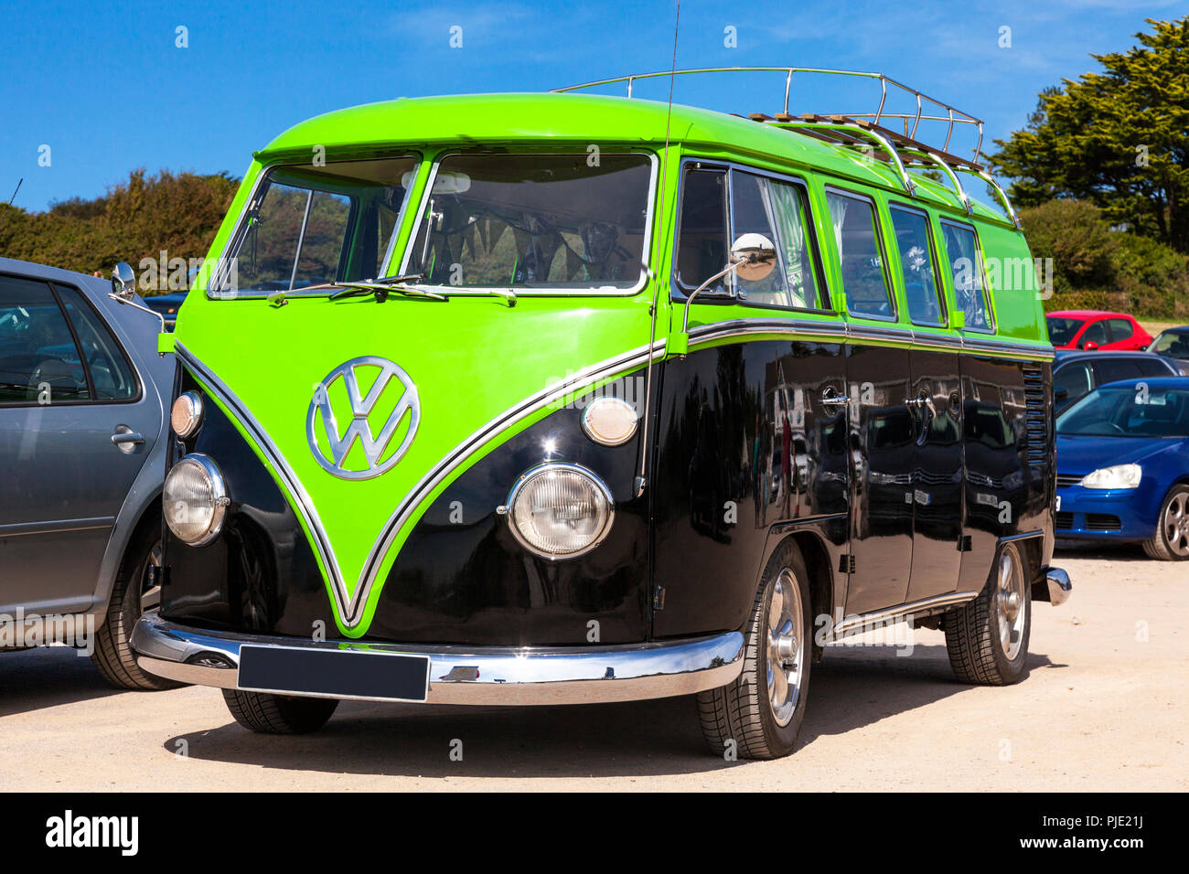 Eine klassische 1964 split-VW-Bus am Daymer Bay, Cornwall, Großbritannien Stockfoto