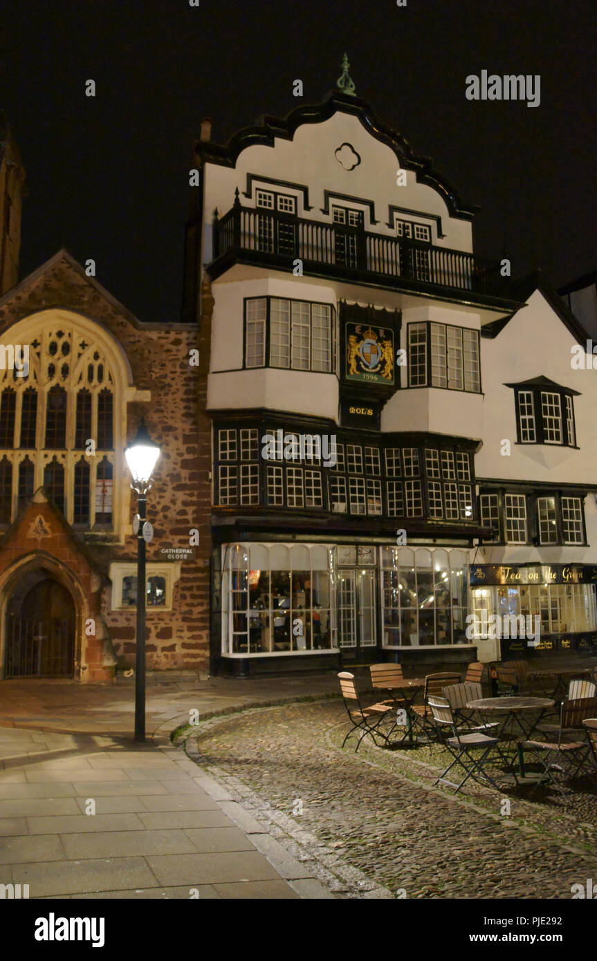 Exeter, Devon. Winter Nacht geschossen des Mols Gebäude in Exeter, Devon, bei der Eröffnung des Weihnachtsmarktes. Stockfoto