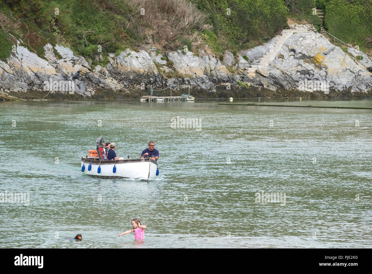 Passagiere über den Fluss Gannel mit der Fähre bei Crantock in Newquay Cornwall. Stockfoto