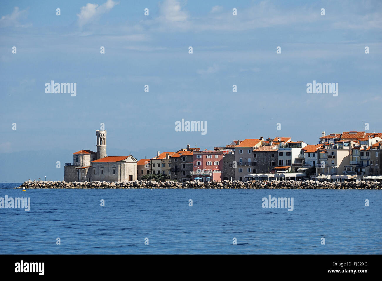 Blick auf die Stadt Piran in Slowenisch Istrien an der Adriatischen Küste mit lighhouse Punta Stockfoto