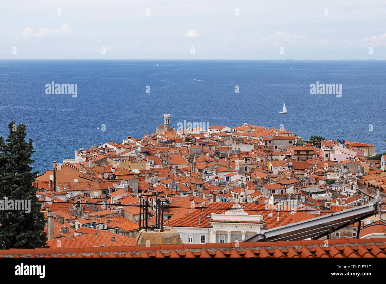 Blick auf die Stadt Piran in Slowenisch Istrien an der Adriatischen Küste mit lighhouse Punta Stockfoto