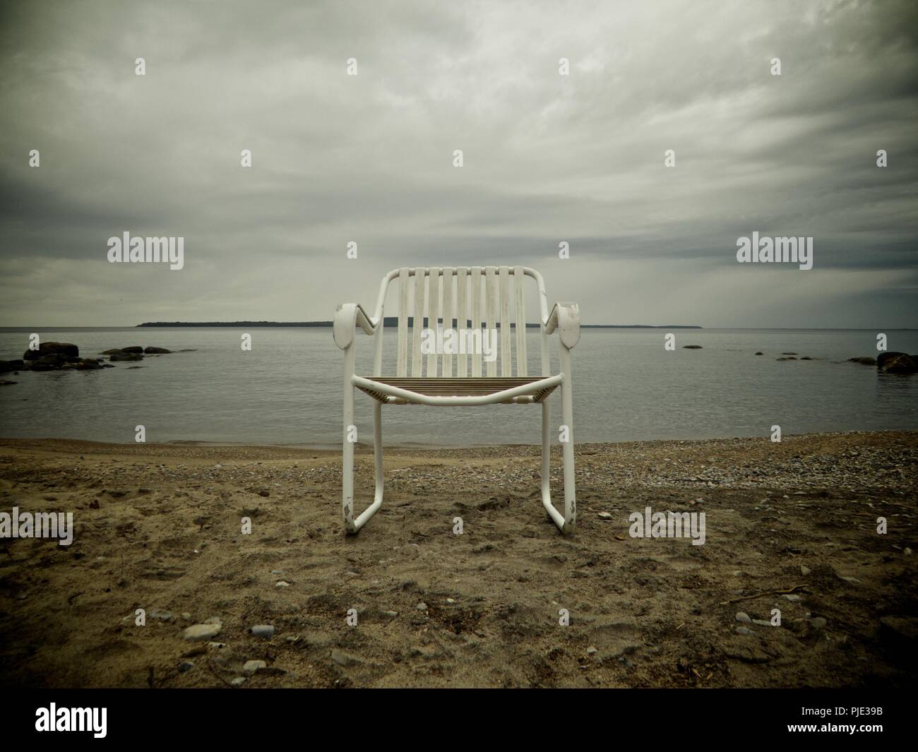 Random Stuhl am Strand Stockfoto