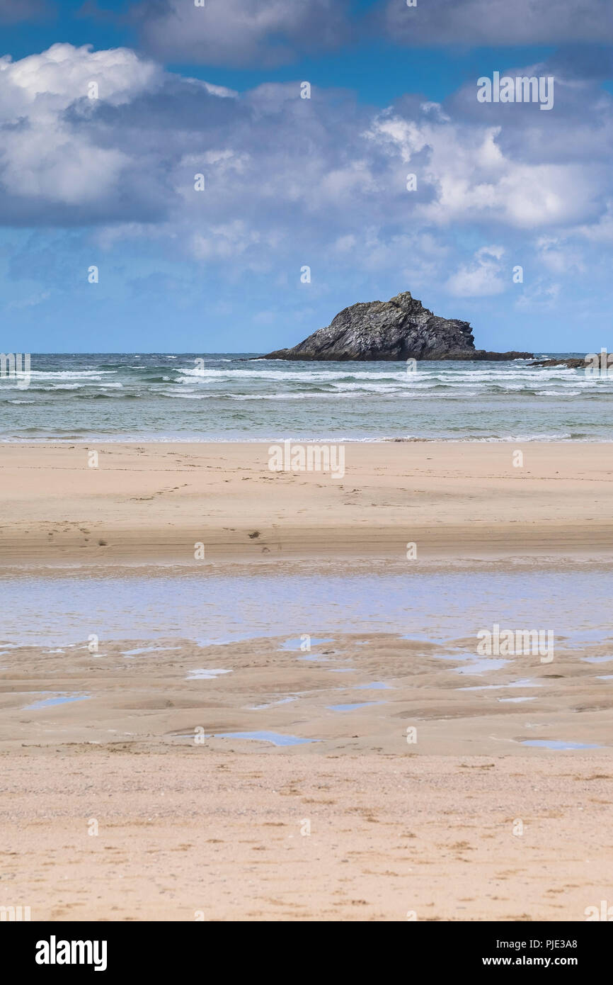 Die Gans eine kleine felsige unbewohnten nisland aus Osten Pentire Vorgewende aus Crantock Beach in Newquay Cornwall gesehen. Stockfoto