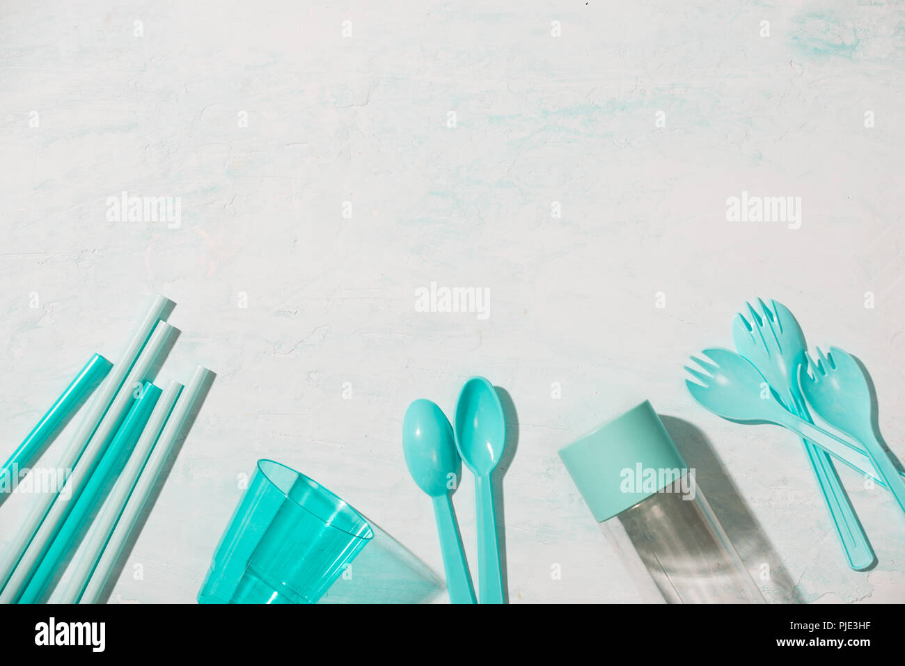 Kein Kunststoff Recycling Konzept Kunststoff blau Geschirr Teller Becher Löffel isoliert weißer Hintergrund, Kopieren, Ansicht von oben Stockfoto