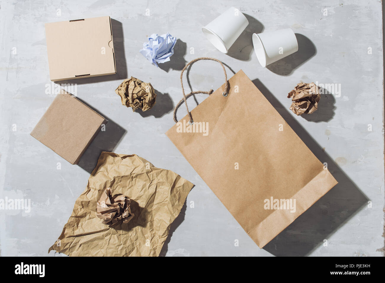 Eco-Konzept mit Recycling Symbol auf Tisch Hintergrund der Ansicht von oben Stockfoto