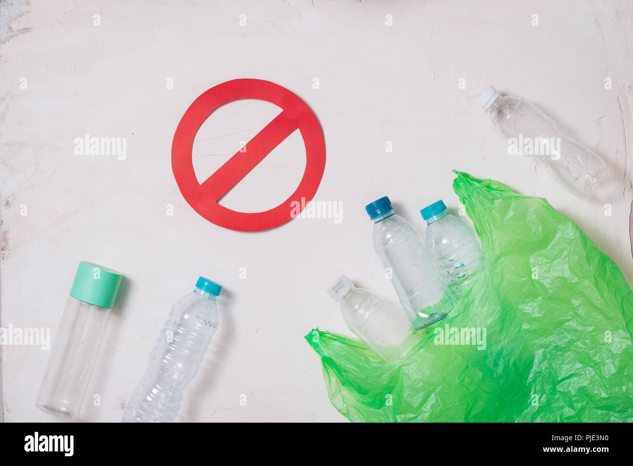 Kein Kunststoff Recycling Konzept, Kunststoff Flaschen stapeln auf weißem Hintergrund zu recyceln Stockfoto