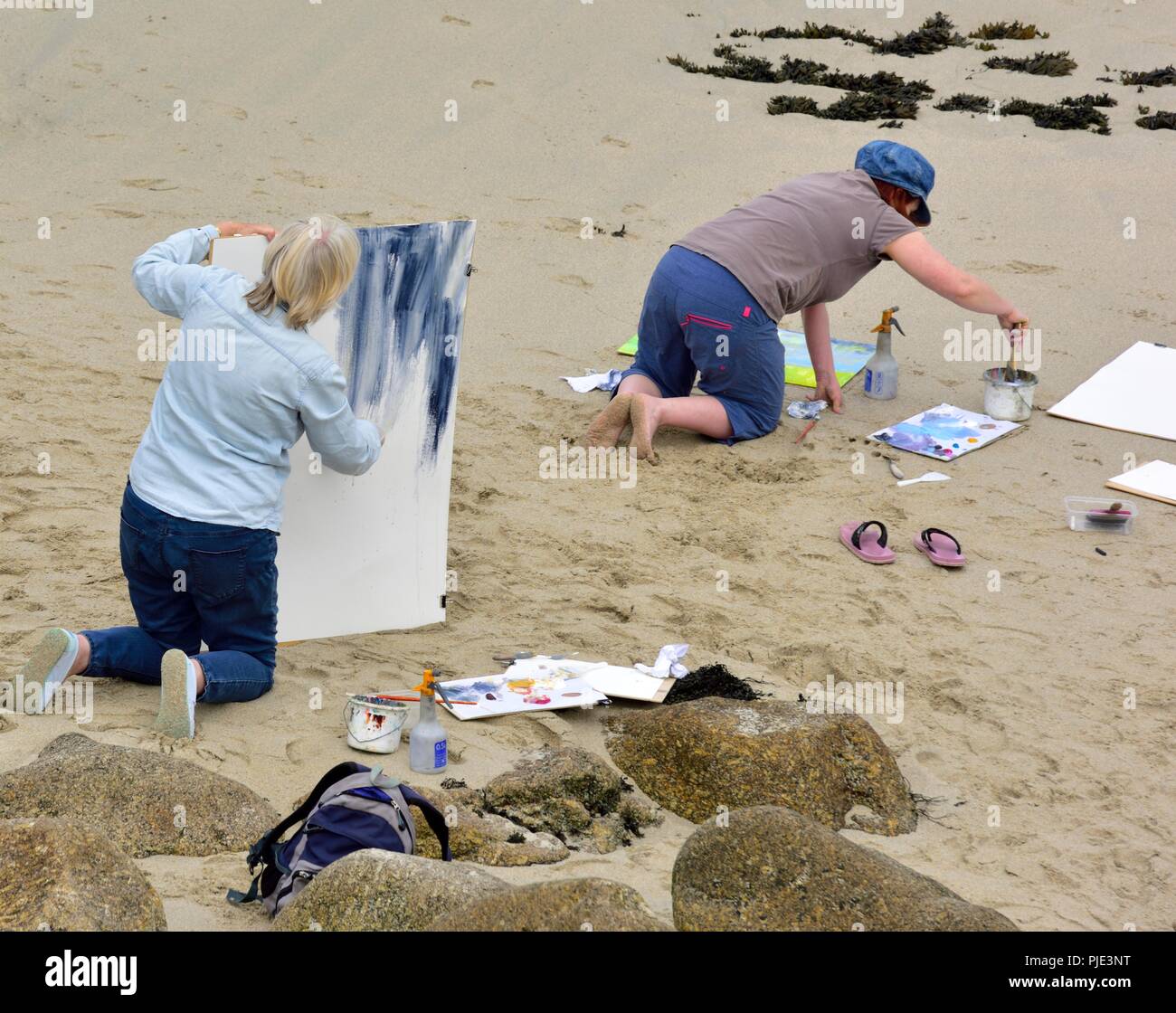 Menschen Malerei Bilder von einem Strand Szene, Sennen Cove, Cornwall, England, Großbritannien Stockfoto