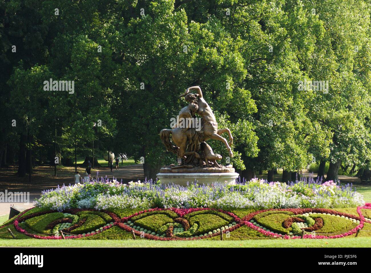 Massif de fleurs décoratives en Aménagement paysagé d'un jardin extraordinaire, dekorative Blumenbeet im Garten- und Landschaftsbau der Ausserordentlichen ga Stockfoto