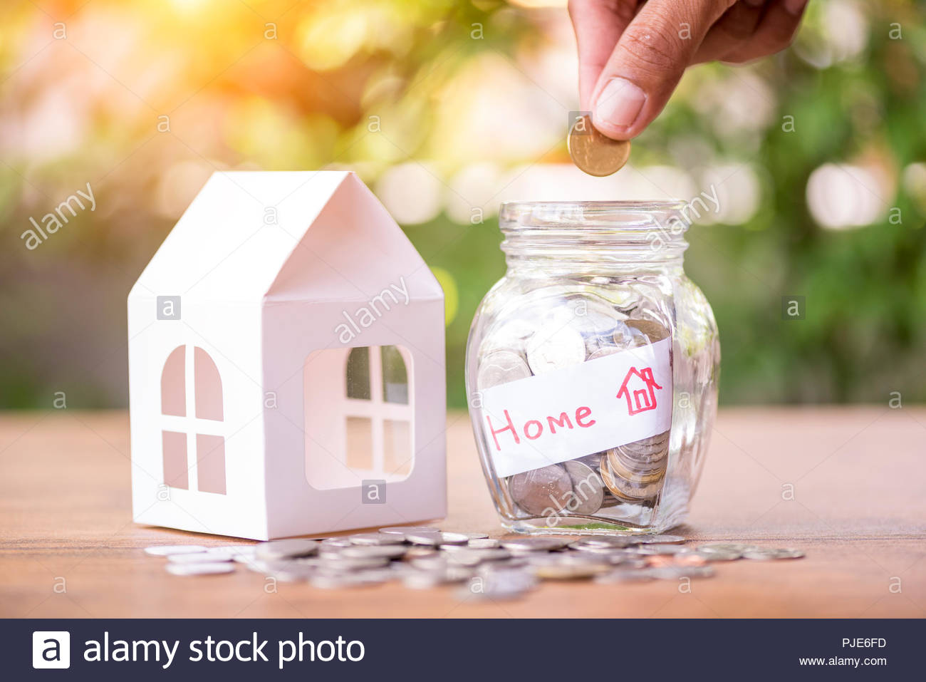 Hand Geld In Den Glasbehalter Sparen Fur Kauf Neues Haus