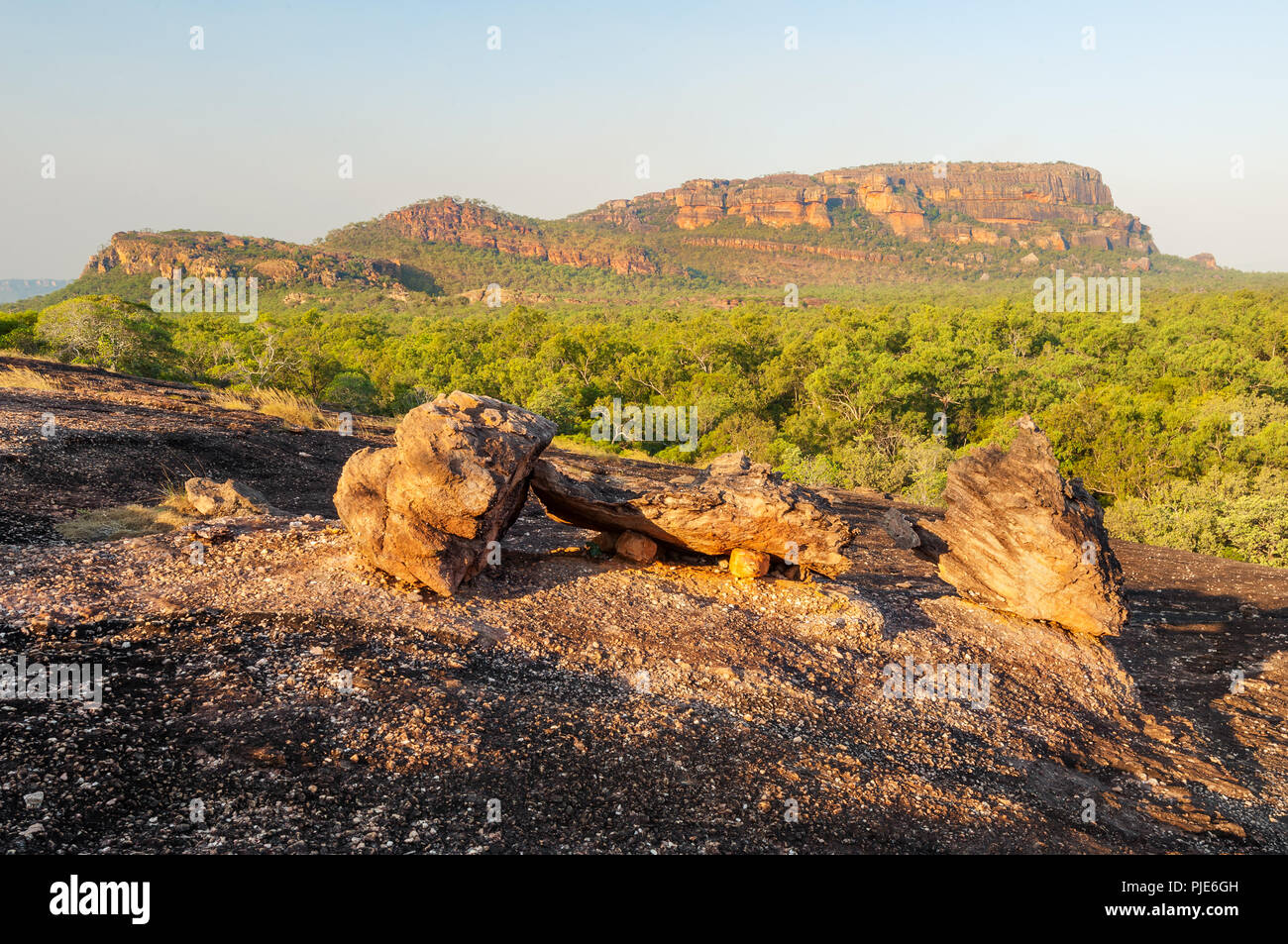 Nourlangie Rock ist berühmt für seine historischen rock Kunst Gemälde. Stockfoto