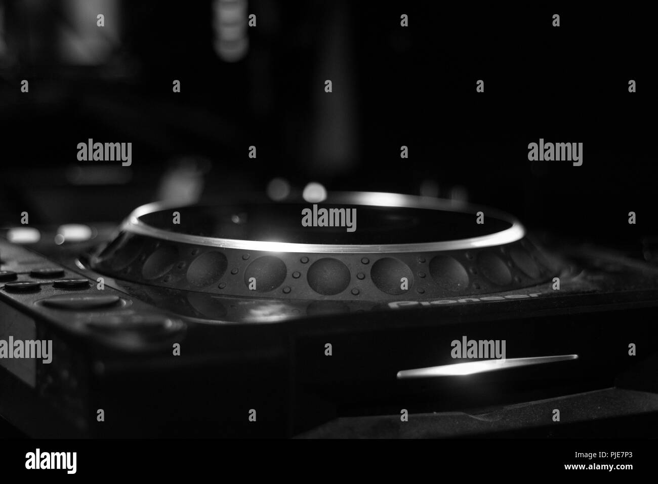 Monochrome Seitenansicht des professionellen DJ-CD-USB-SD-player, isolierte schwarze Deck Stockfoto