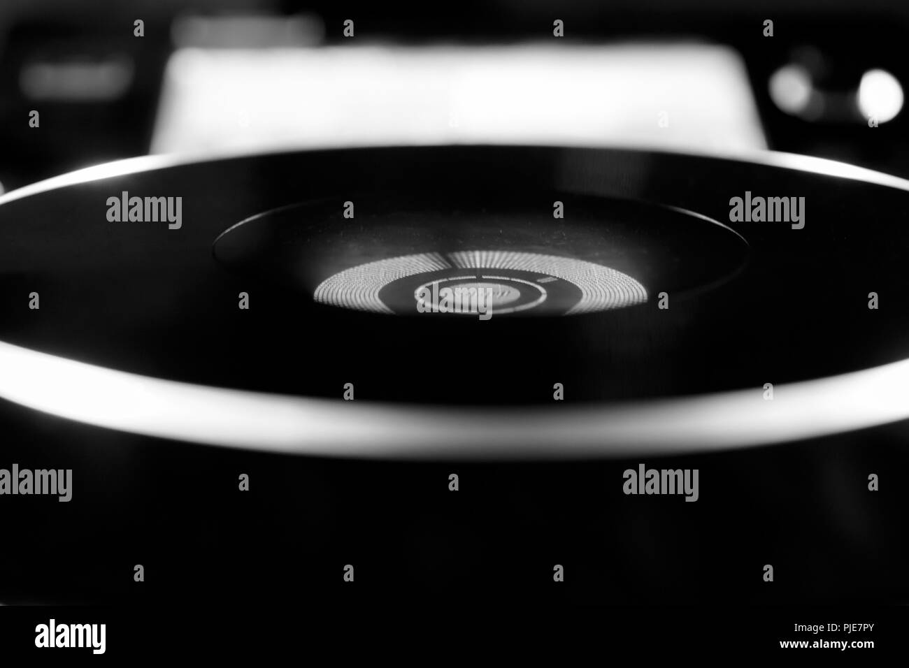 Monochrome abstrakte Sicht der professionellen DJ-CD-USB-SD-player, isoliert, weißes Deck Stockfoto