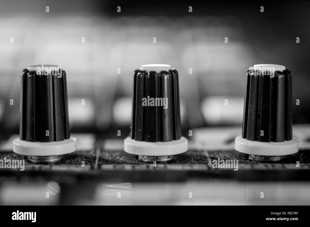 Closeup Schuß von Digital Audio Mixing-Codierer auf professionelle Audio Console Stockfoto