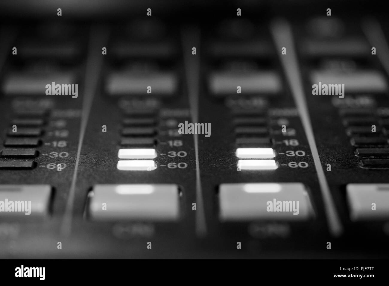 Einfarbige LED-Meter anzeigen auf Professional Audio Sound Mixing-Console Stockfoto