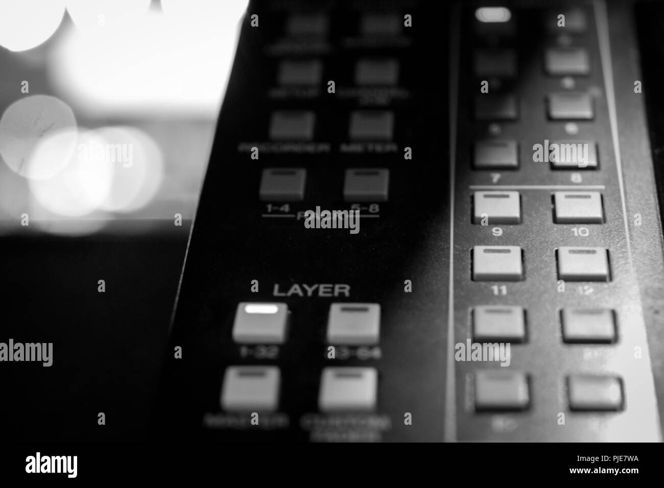Monochrome Layer und Monitor selector Tasten auf Professional Audio Sound Mixing Console Stockfoto