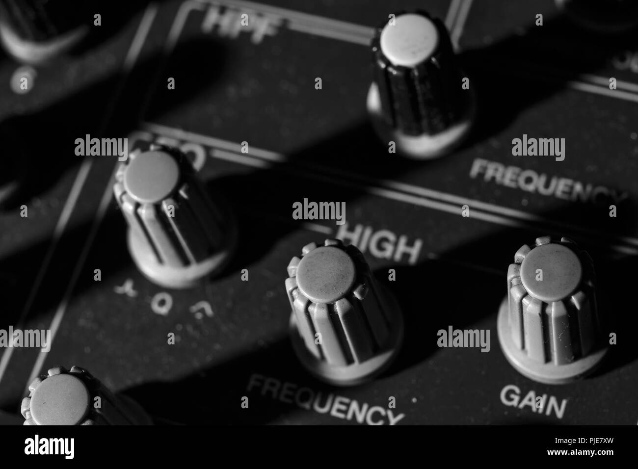 Closeup Schuß von Digital Audio Mixing-Codierer auf professionelle Audio Console Stockfoto