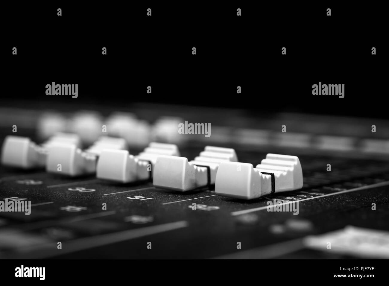 Geringe Aussicht auf 5 Fader auf einer professionellen Audio Sound Mixing Console im Music Festival, schwarze und weiße Fader Stockfoto