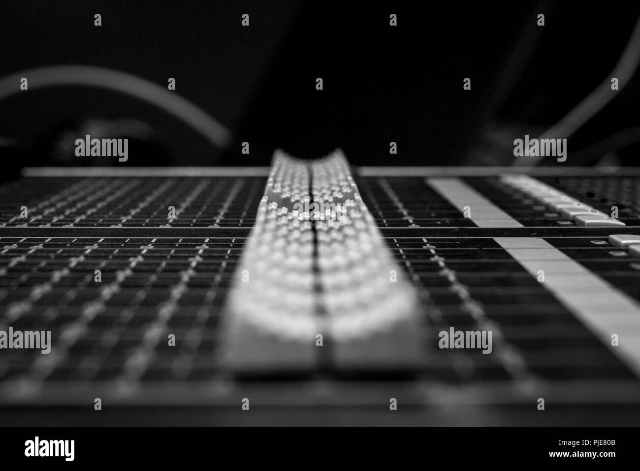 Schwarzweiß-Stil digital Audio Mixing-console Fader, niedrige Stufe selektiven Fokus Stockfoto