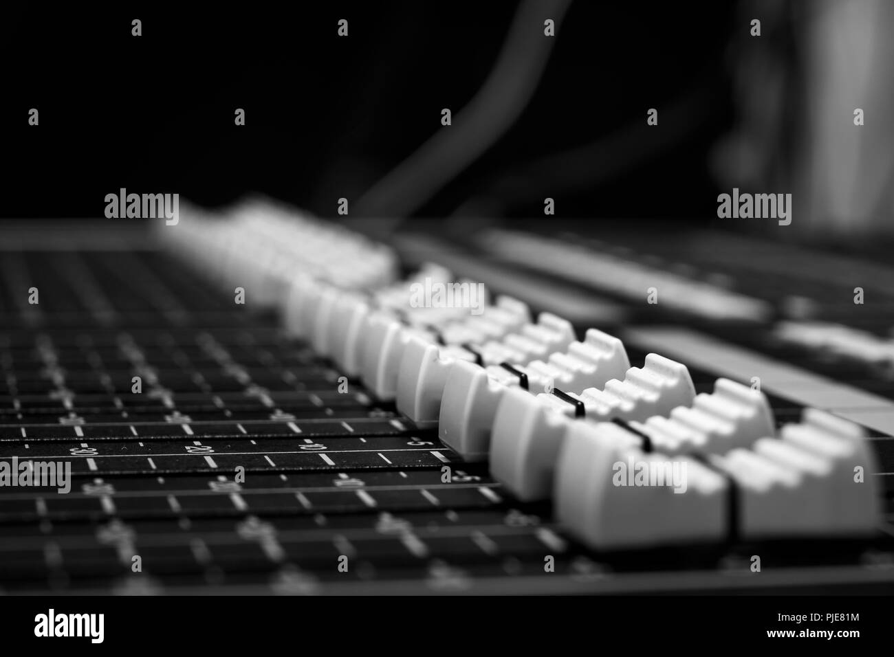 Schwarzweiß-Stil Professional Audio Sound Mixing Console-Fader, schwarzen und weißen controller Fader Stockfoto