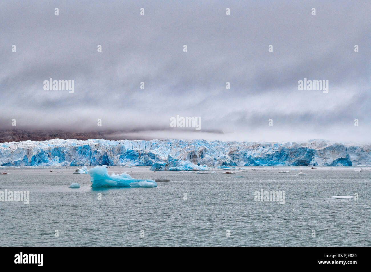 Blue Ice der Kronebreen oder Krone Gletscher, Kongsfjord, Ny-Ålesund, Spitzbergen oder Spitzbergen, Europa Stockfoto