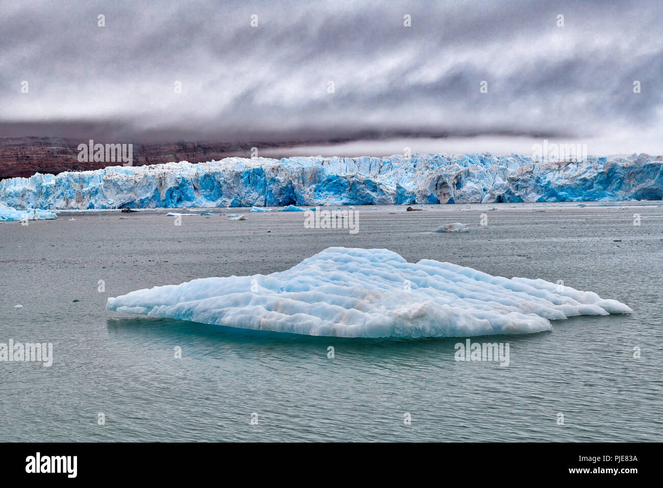 Blue Ice der Kronebreen oder Krone Gletscher, Kongsfjord, Ny-Ålesund, Spitzbergen oder Spitzbergen, Europa Stockfoto