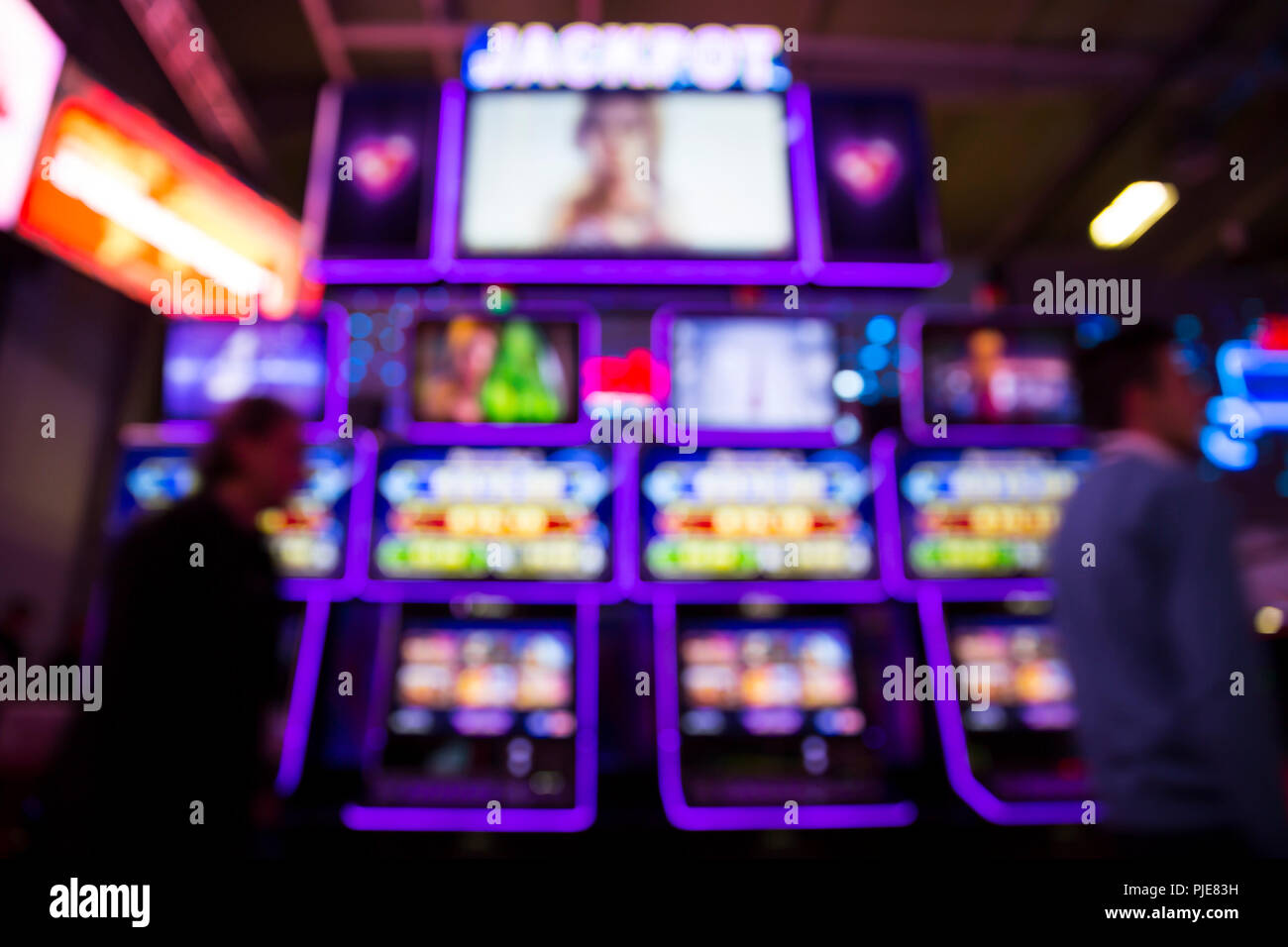 Unscharf, verschwommen Bild von casino Equipment. Verschwommen Spielautomaten in einem Casino. Die Menschen in den Vordergrund. Stockfoto
