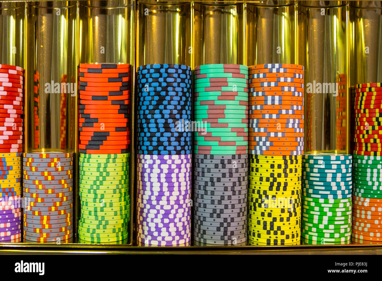 Bunte roulette Chips in ein Casino auf einem Spieltisch. Viele Chips mit verschiedenen Nominierung und Farben. Stockfoto