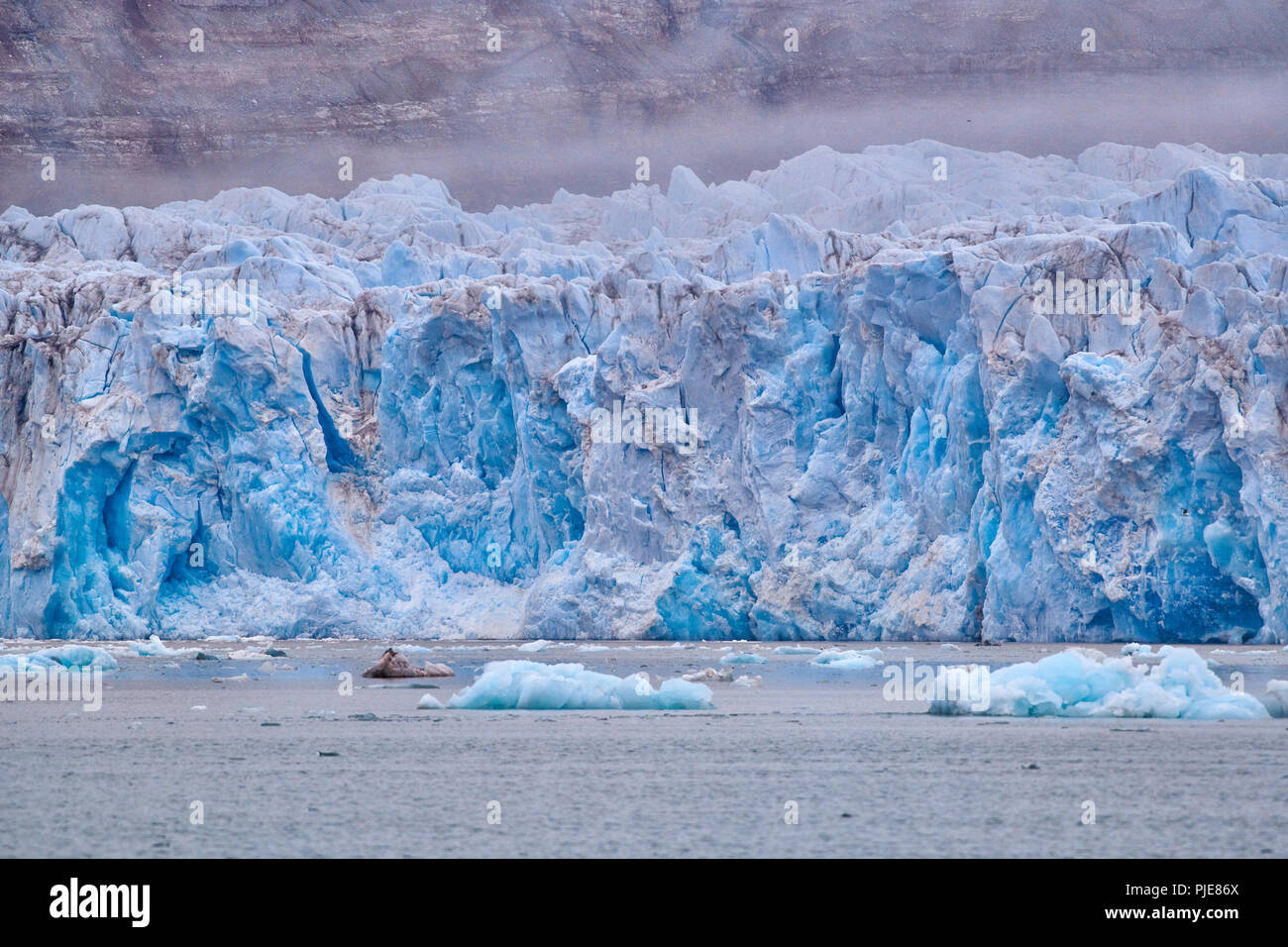 Blue Ice der Kronebreen oder Krone Gletscher, Kongsfjord, Ny-Ålesund, Spitzbergen oder Spitzbergen, Europa Stockfoto