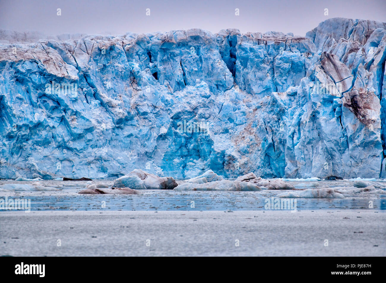 Blue Ice der Kronebreen oder Krone Gletscher, Kongsfjord, Ny-Ålesund, Spitzbergen oder Spitzbergen, Europa Stockfoto