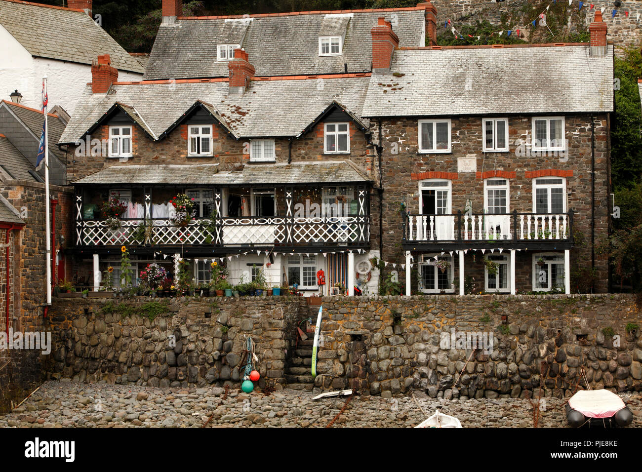 Häuser am Wasser bei Clovell Hafen, North Devon, Stockfoto