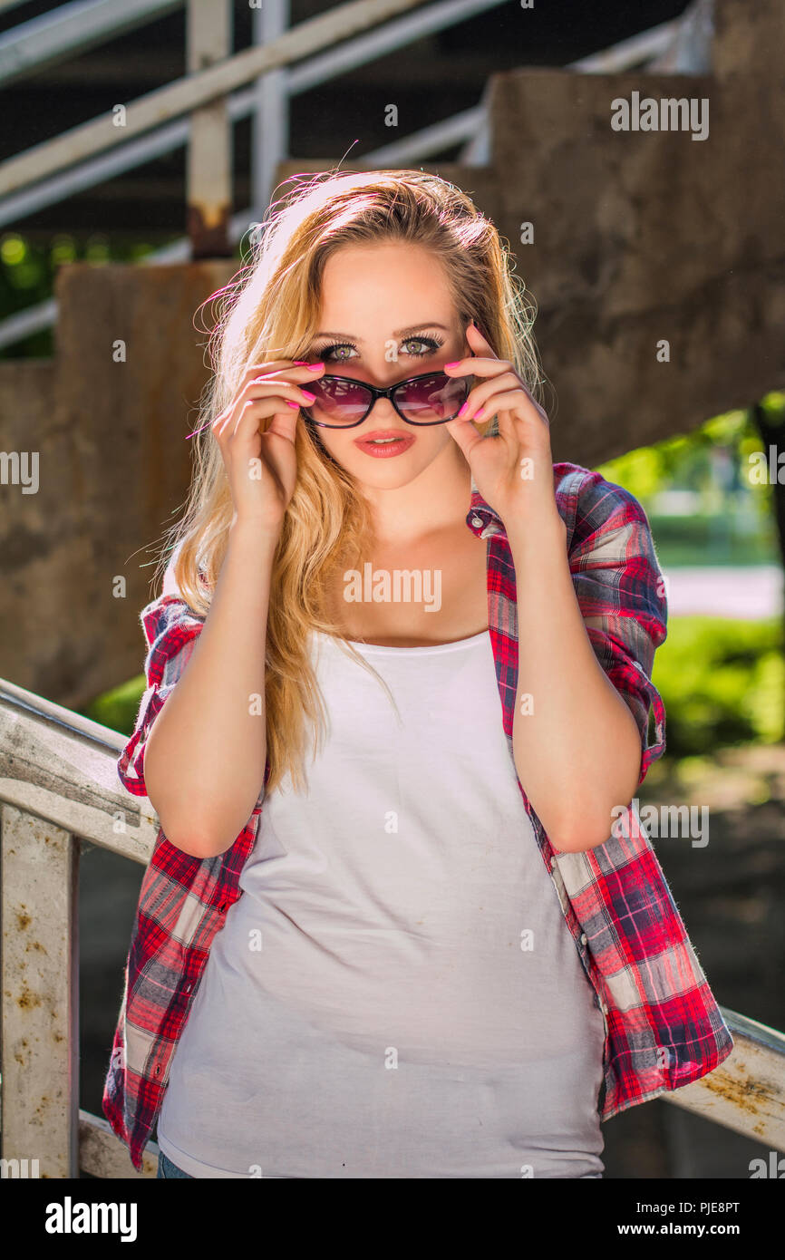 Trendy hipster Mädchen mit Sonnenbrille auf Treppen, städtische Jugend Konzept Stockfoto