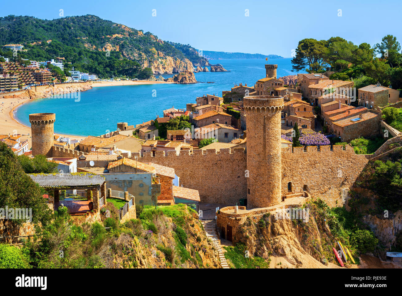 Tossa de Mar, die historische Altstadt Wände und Sandstrand am Mittelmeer an der Costa Brava, Katalonien, Spanien Stockfoto