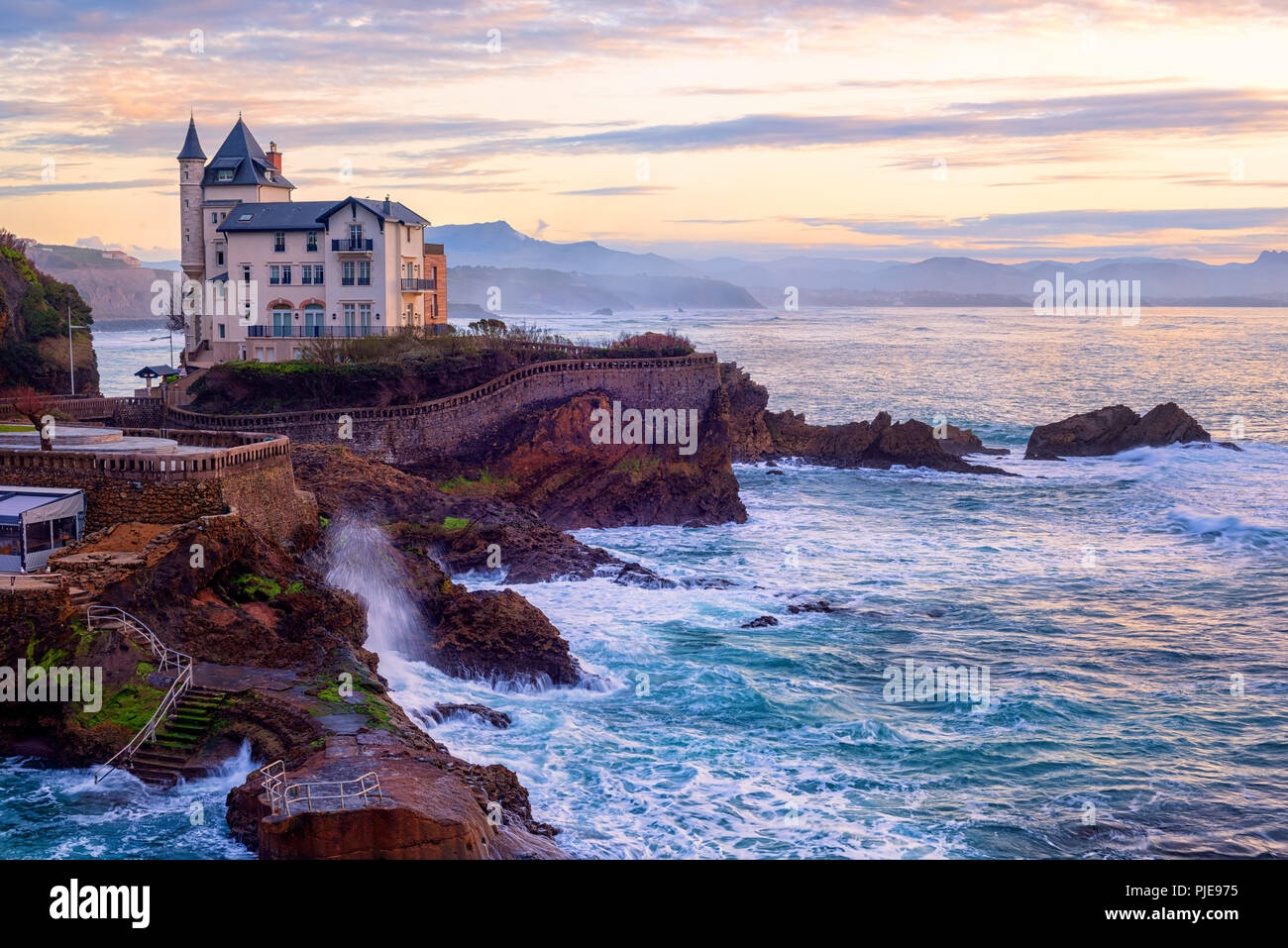 Biarritz, Frankreich, Golf von Biskaya, die felsige Küste des Atlantischen Ozeans in dramatischer Sonnenuntergang Licht Stockfoto