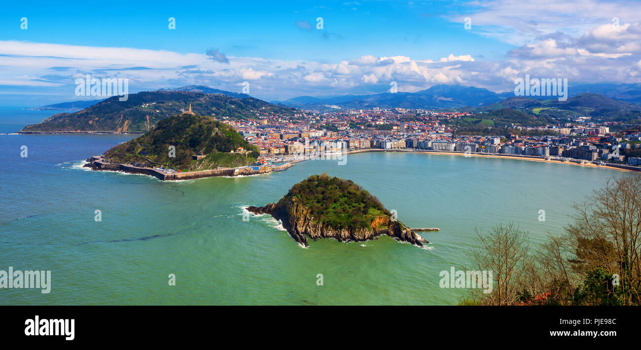 San Sebastian - Donostia Stadt, Baskenland, Spanien, Panoramablick auf die Bucht von La Concha, Pyrenäen und Atlantik Stockfoto
