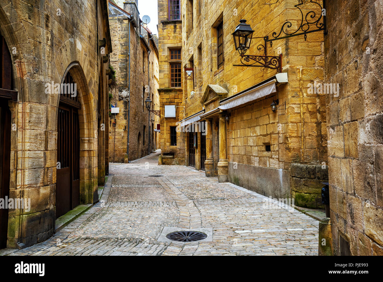 Typische Gasse in der mittelalterlichen Altstadt von Sarlat la Caneda, Perigord, Frankreich Stockfoto