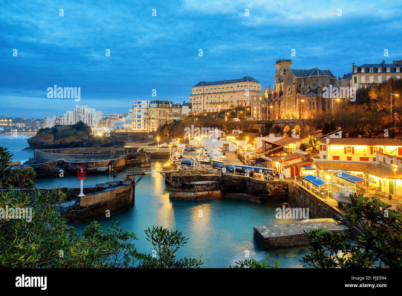 Biarritz Altstadt, dem Hafen und der St. Eugenie Kirche, Baskenland, Frankreich, am späten Abend licht Stockfoto