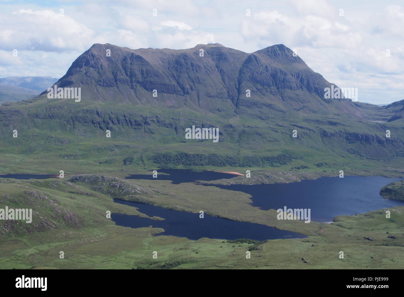 Eine Ansicht von Stac Pollaidh, Schottland, über Cul Mor, Lairg mit dem Array von Seen zwischen den zwei Bergen im Vordergrund verstreut Stockfoto