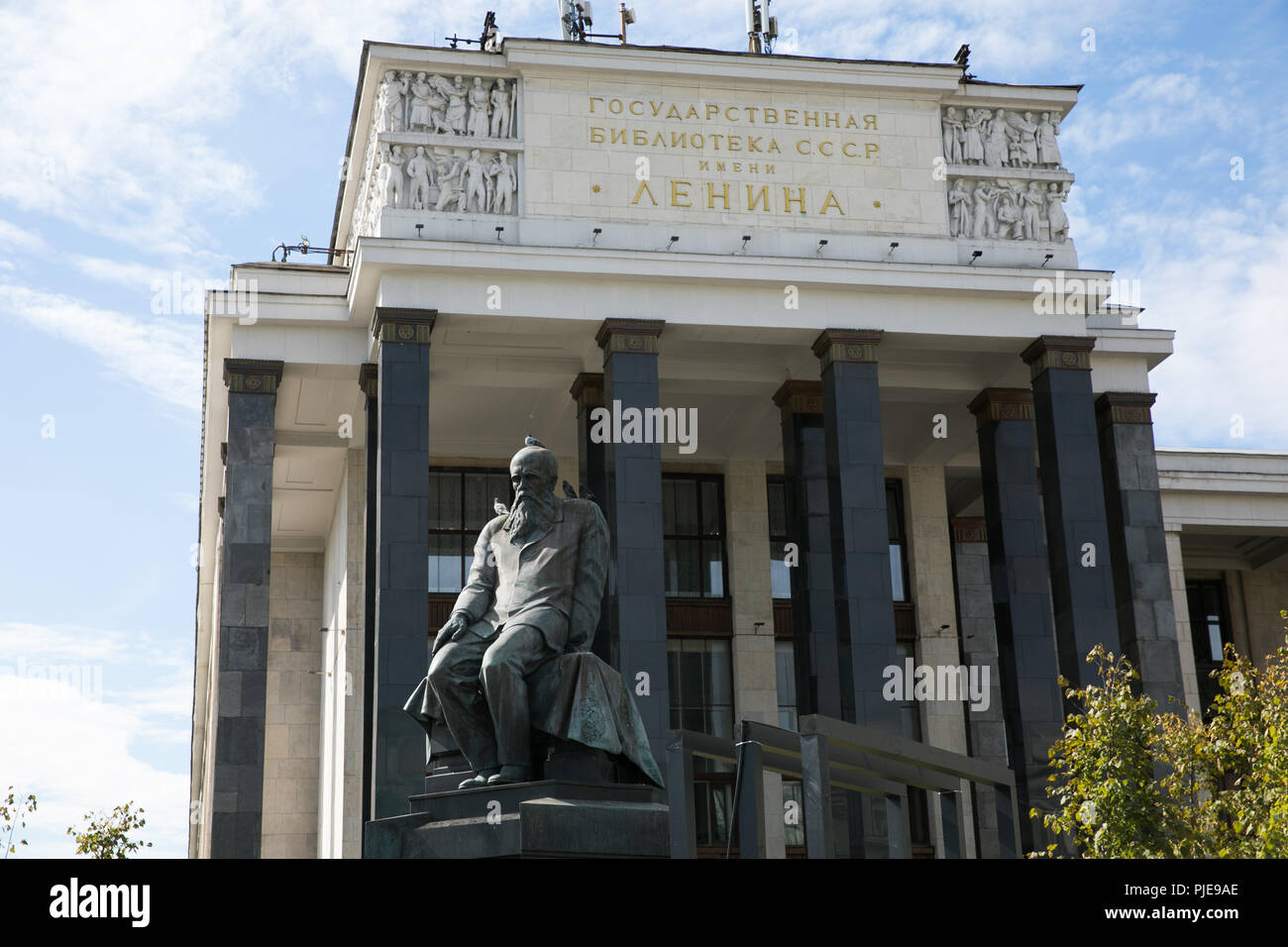 Die Russische Staatliche Bibliothek (Bibliothek Lenin) und Dostojewski Denkmal, Moskau Stockfoto