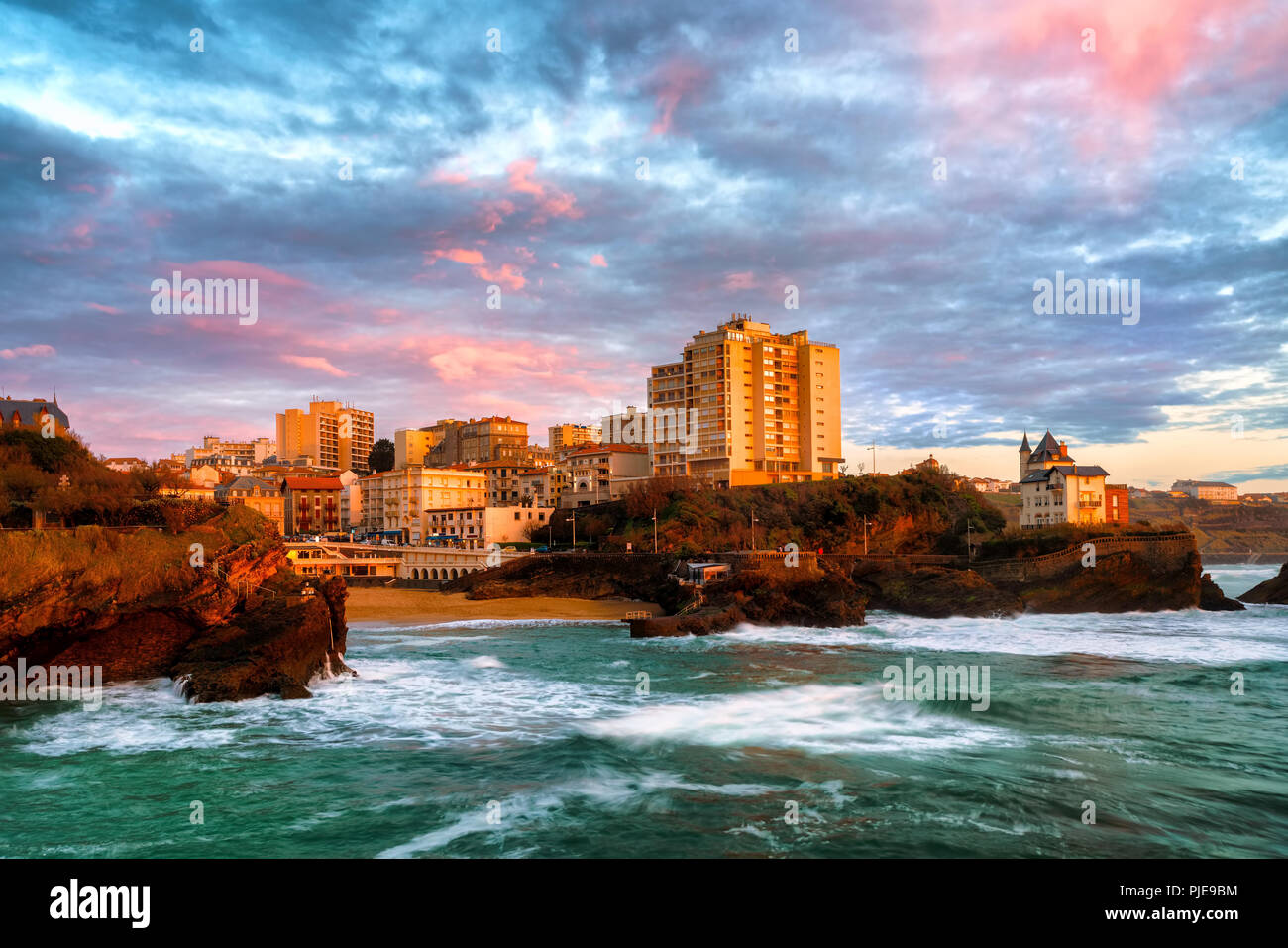 Alter Hafen von Biarritz, Atlantikküste, Frankreich, in dramatischen Sonnenuntergang Licht Stockfoto