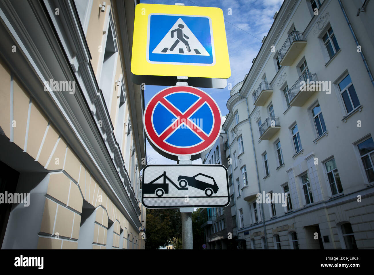 Schild Parken verboten, kein Parkplatz, Russland Stockfoto