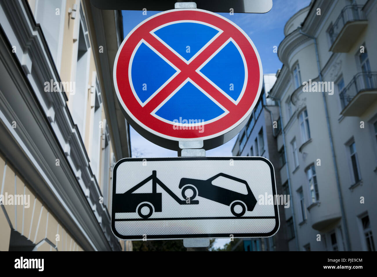 Schild Parken verboten, kein Parkplatz, Russland Stockfoto