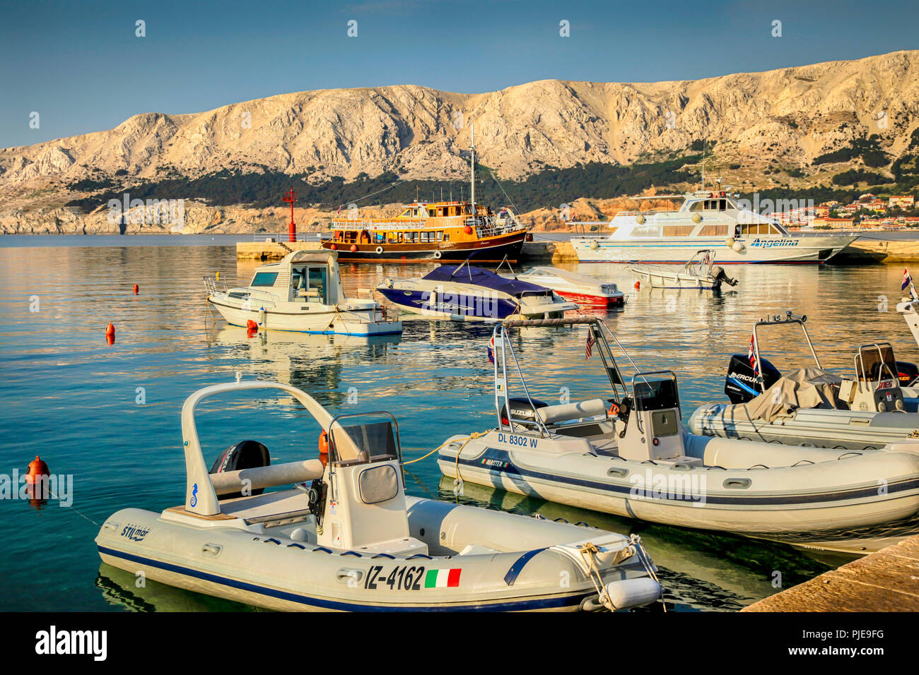 Eine Vielzahl von Booten verankert an der Adria Hafenstadt Baska auf der Insel Krk in Kroatien Stockfoto