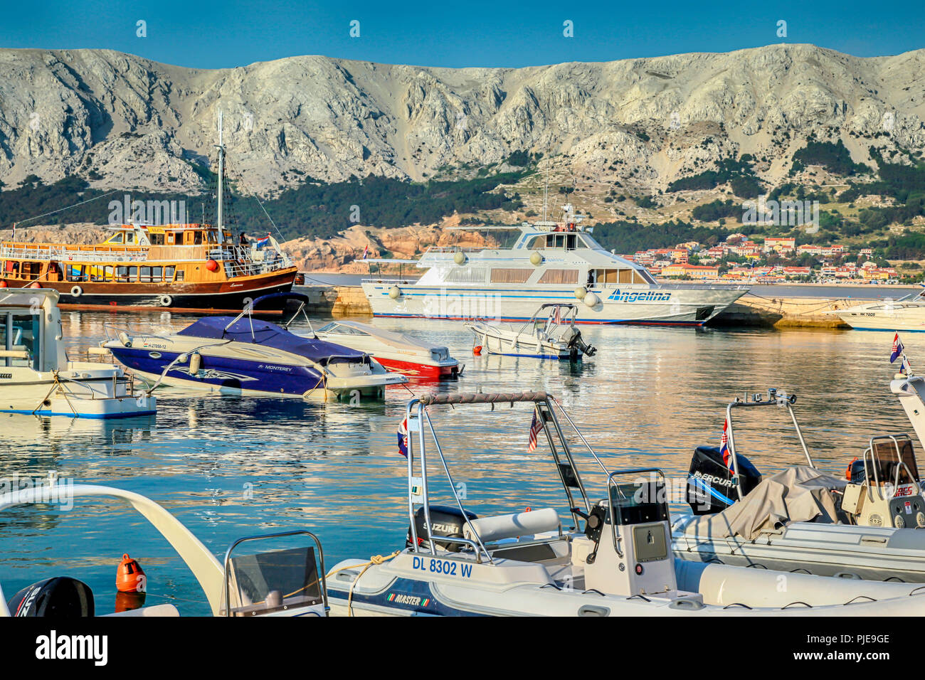 Eine Vielzahl von Booten verankert an der Adria Hafenstadt Baska auf der Insel Krk in Kroatien Stockfoto