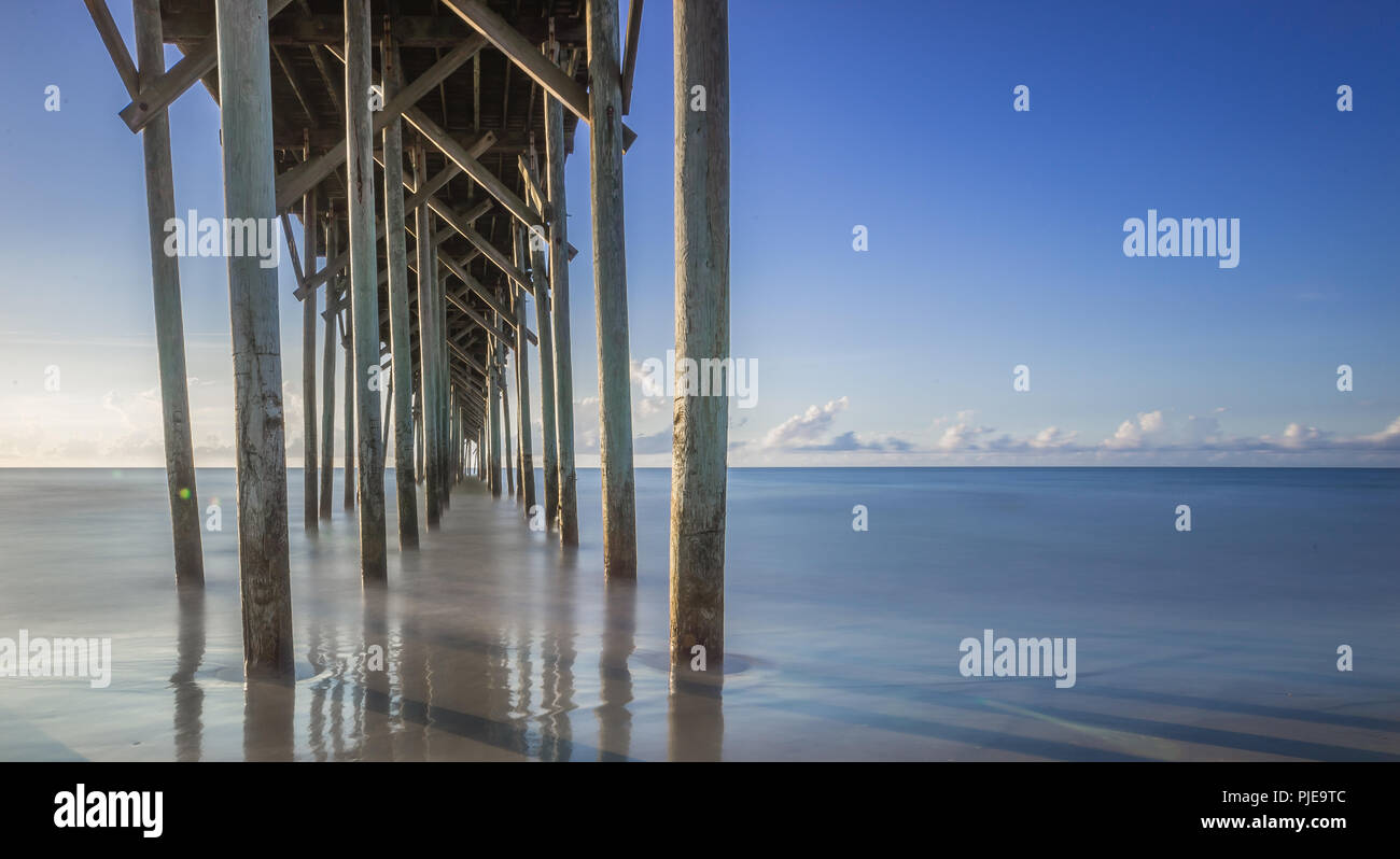 Blick auf den Horizont von unter einem Pier in Carolina Beach, North Carolina Stockfoto