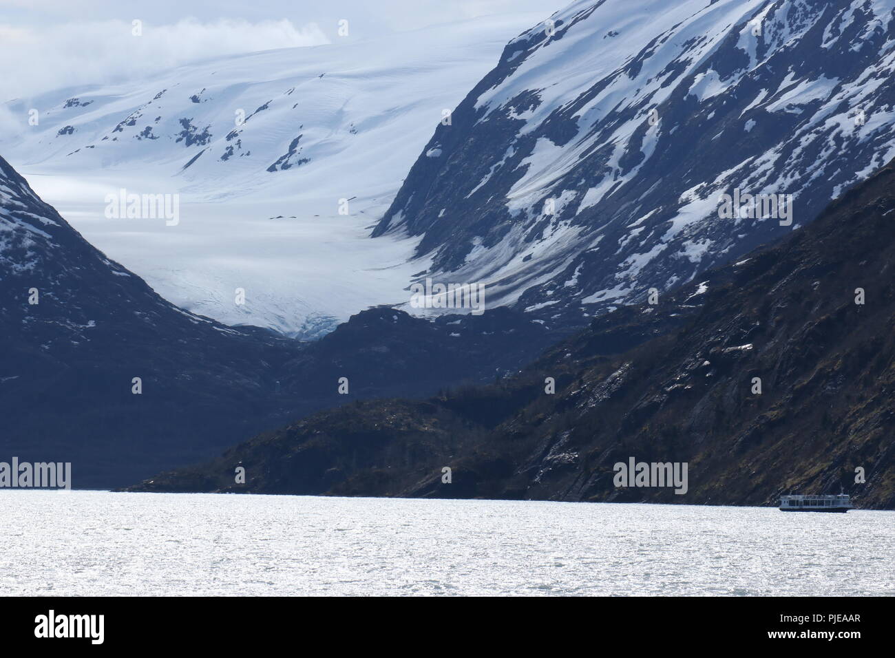 Eine tour Boot bewegt sich über Portage Lake mit Portage Gletscher im Hintergrund sichtbar Stockfoto