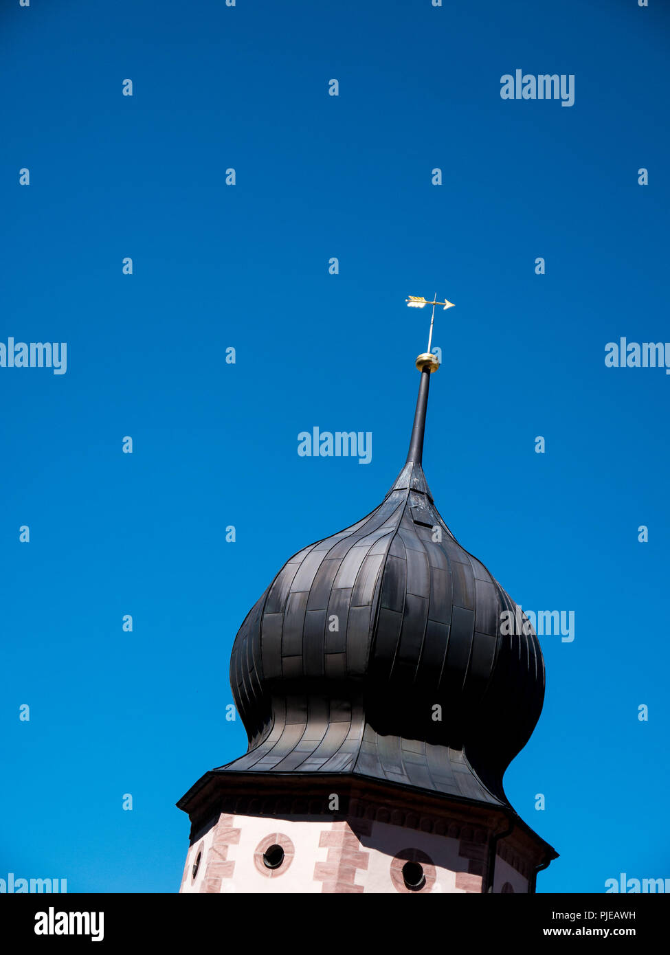 Deutsche Kirche top mit wetterhahn und Zwiebel Turm Stockfoto