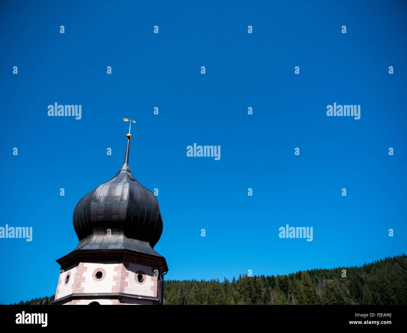 Deutsche Kirche top mit wetterhahn und Zwiebel Turm Stockfoto