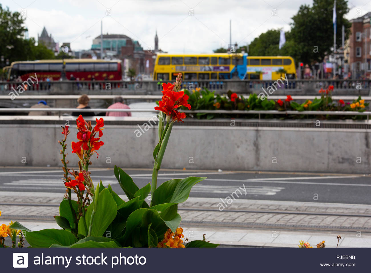 Ein Blick auf Dublin mit dem Bus über eine Brücke auf einem grauen Tag. Stockfoto