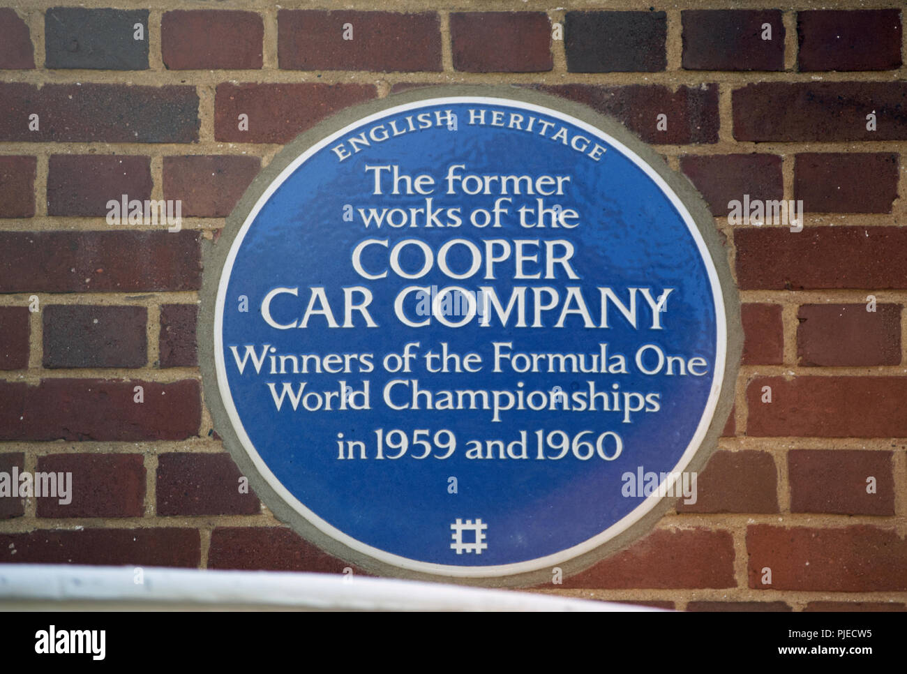 English Heritage Blue Plaque Kennzeichnung der ehemaligen Werke des Cooper Car Company, Surbiton, Surrey, England Stockfoto